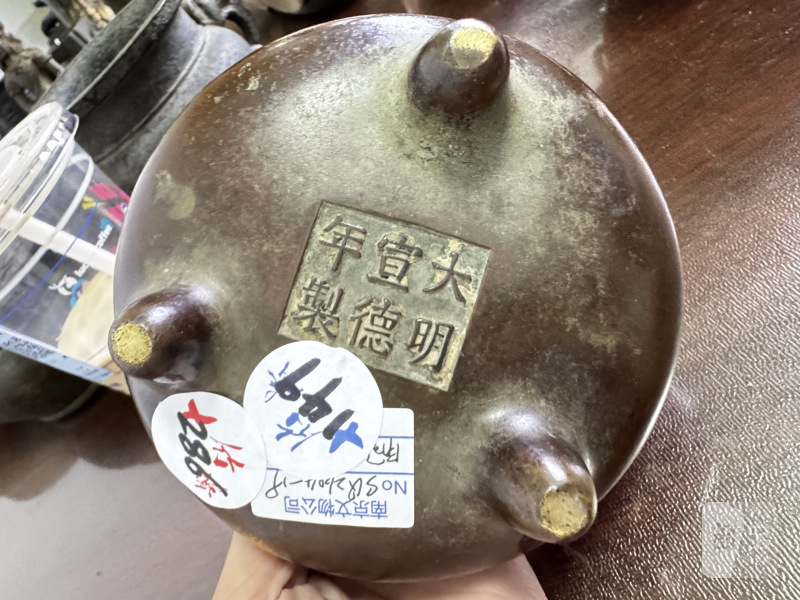 清 铜冲天耳三足炉 - 图6